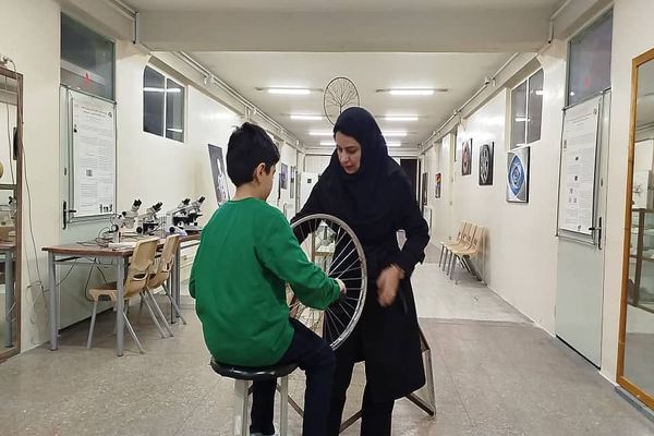 اینجا علم زنده است