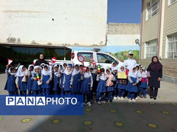 بازدید ماموران نیروی انتظامی در مدرسه 17شهریور بجنورد