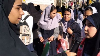 حرف‌های معلم و شاگردی در راهپیمایی ۱۳‌آبان هشترود