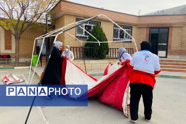 پشت‌صحنه آماده‌سازی مانور زلزله در مدرسه استاد مطهری رباط‌کریم