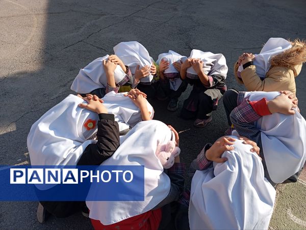 برگزاری مانور زلزله در دبستان دخترانه نرجس یک 