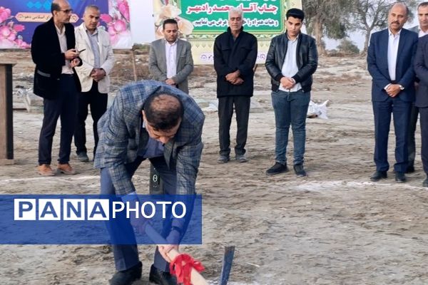 کلنگ ساخت دبستان 14 کلاسه خیرساز در روستا دهو شهرستان میناب به زمین زده شد