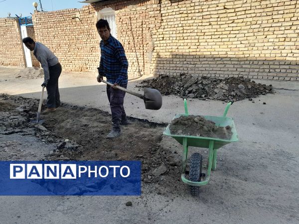 فرآیند چاله‌گیری کوچه دبیرستان مادر مهربان نقاب شهرستان خلیل آباد