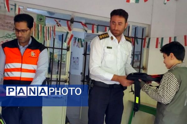 هدایای فرهنگی هفته پدافند غیرعامل به مدارس روستایی فیروزکوه رسید