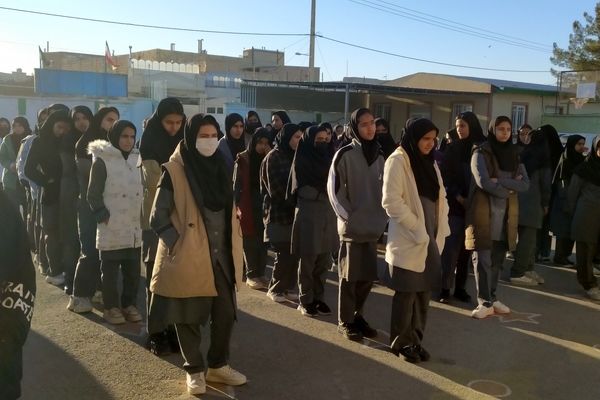 مراسم صبحگاه در دبیرستان دخترانه امید 