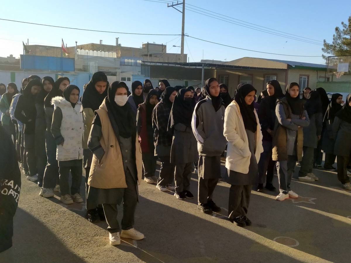 مراسم صبحگاه در دبیرستان دخترانه امید 