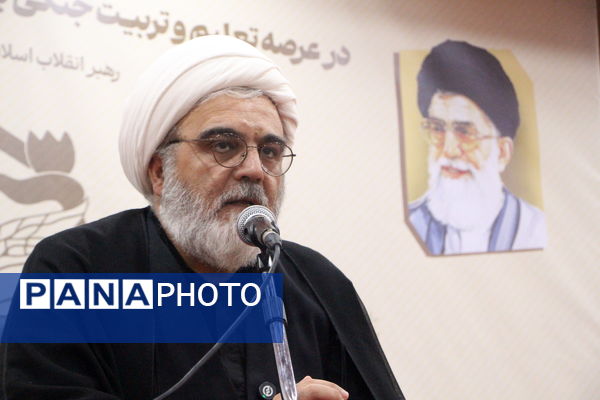 نشست معلمان شهر یزد با محسن قنبریان در یزد