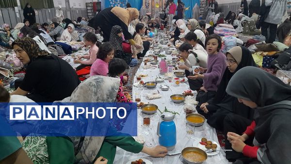 اعتکاف دانش آموزی در مسجد فاطمیه گنبد سبز نیشابور