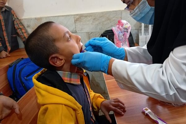 اجرای طرح وارنیش فلوراید در دبستان شهید پسندیده فدافن 