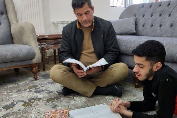 ماجرای معلمی که شوق آموختن به دانش‌آموز کم‌توان جسمی را دارد