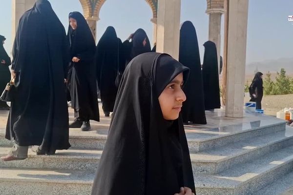 پیاده روی هیات «ریحانه النبی» در تپه نورالشهداء شهر کهک به یاد اربعین