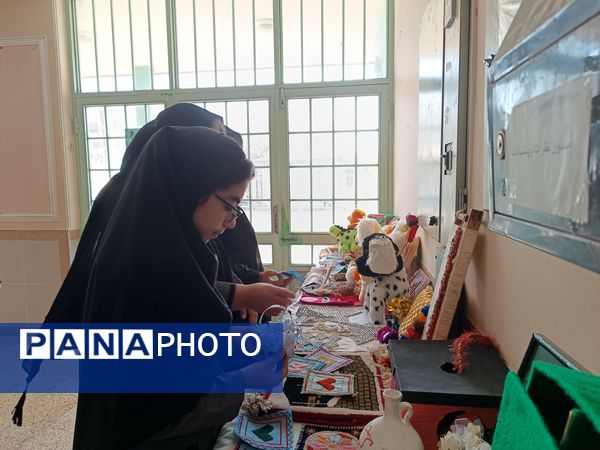 برگزاری نمایشگاه دست‌سازه‌های دانش‌آموزان و نمایشگاه کتاب در دبیرستان دخترانه نور اردبیل