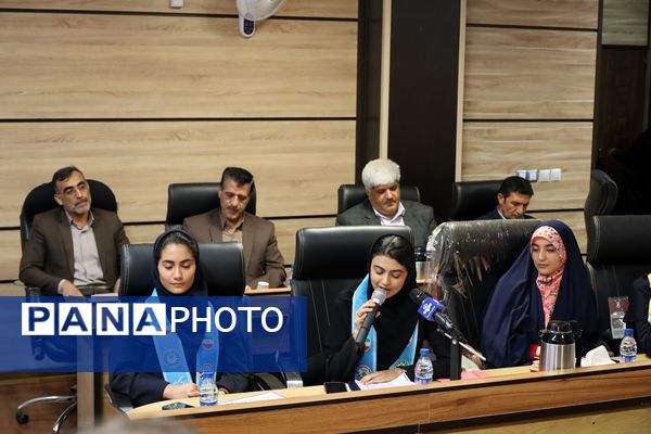 دیدار معاون پرورشی و فرهنگی وزارت آموزش و پرورش با نمایندگان دختر تشکل‌های دانش‌آموزی شیراز