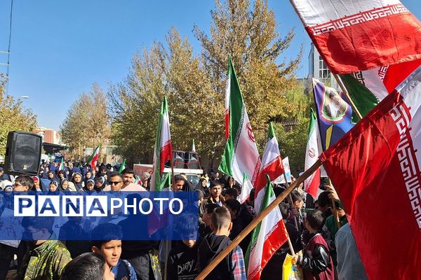 برگزاری راهپیمایی یوم الله ۱۳ آبان با حضور دانش‌آموزان و مسئولین در صفادشت 