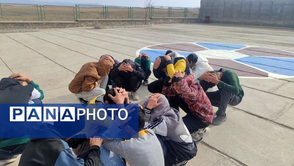 مانور زلزله در مدرسه محمد باقر بهزاد
