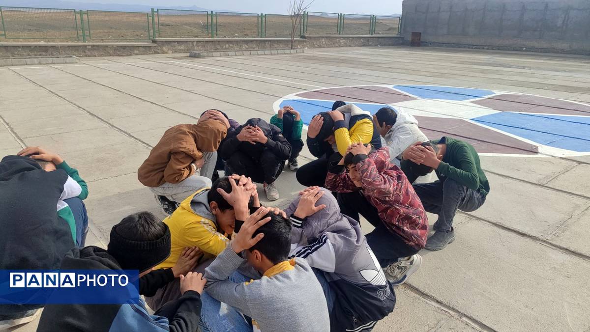 مانور زلزله در مدرسه محمد باقر بهزاد