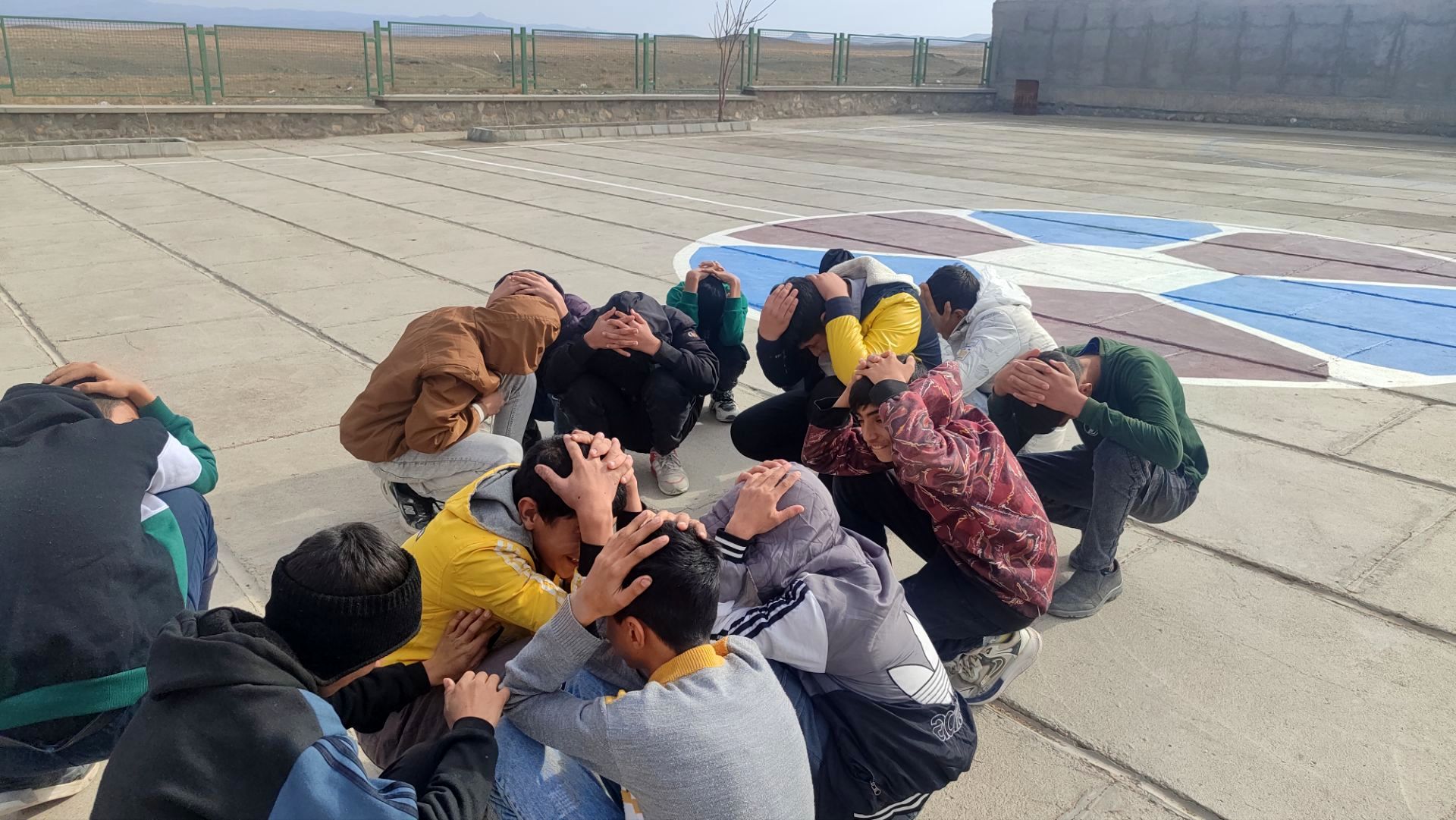 مانور زلزله در مدرسه محمد باقر بهزاد