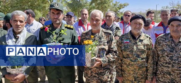 غبارروبی مزار شهدا به‌مناسبت هفته دفاع مقدس در نورآباد 