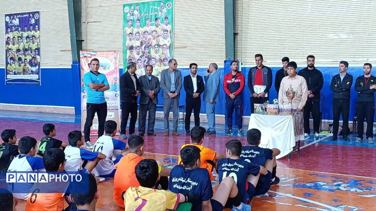 اختتامیه پرشور مسابقات فوتسال مدارس خلیل‌آباد با معرفی قهرمانان 
