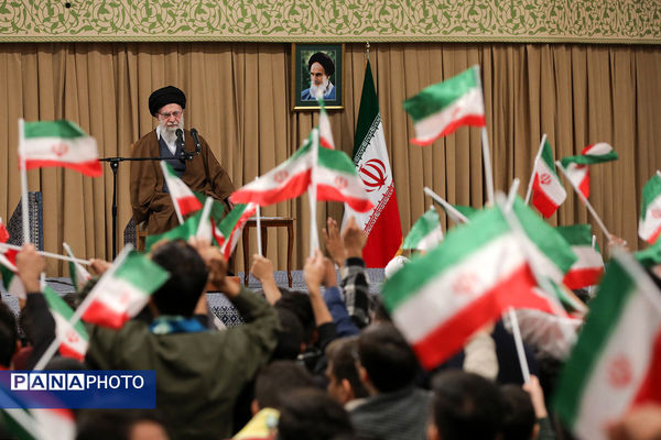 دیدار هزاران نفر از دانش‌آموزان و دانشجویان با رهبر انقلاب