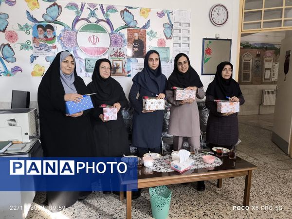 جشن تقدیر از بانوان آموزگار به‌مناسبت روز مادر در دبستان شهید پسندیده فدافن