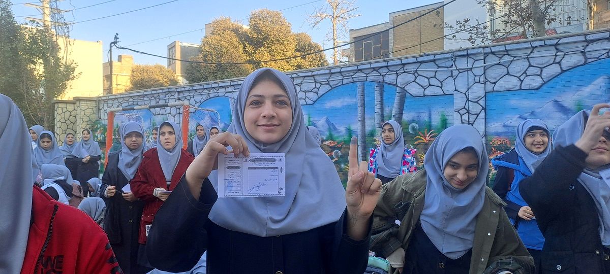 شور و نشاط دانش‌آموزان مدرسه حضرت معصومه (س) ناحیه 4 کرج در انتخابات شورای دانش‌آموزی