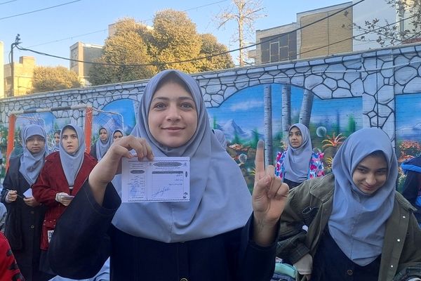 شور و نشاط دانش‌آموزان مدرسه حضرت معصومه (س) ناحیه 4 کرج در انتخابات شورای دانش‌آموزی