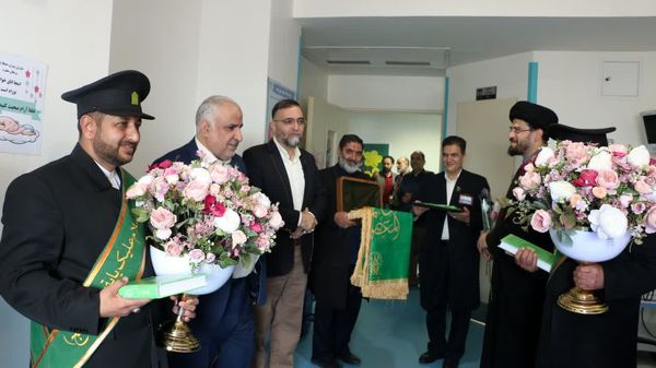 اهدای شاخه‌های گل به بیماران همزمان با ایام نوروز در قم