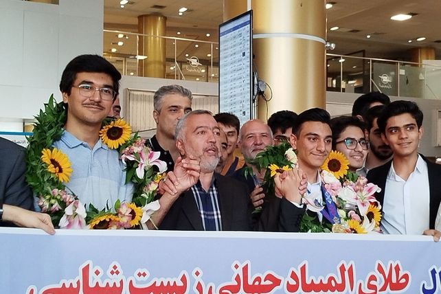 استقبال از دانش‌آموزان طلایی المپیاد جهانی زیست‌شناسی و ریاضی در مشهد