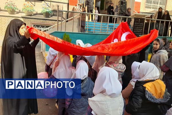 مراسم عزاداری فاطمیه با برکت پرچم امام حسین(ع) در مدرسه آیت‌الله خامنه‌ای