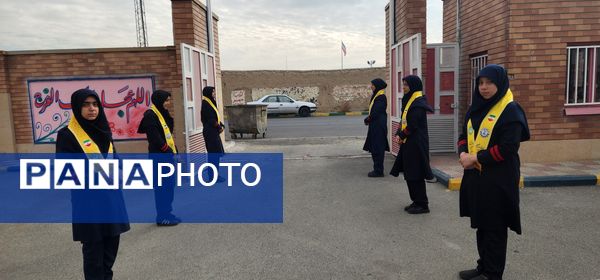 نواختن زنگ استکبارستیزی همزمان با برگزاری بیست و هفتمین دوره انتخابات شورای دانش‌آموزی در آموزشگاه فرزانگان ملارد