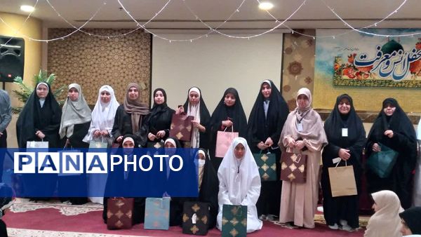 اهدای چادر از سوی مقام معظم رهبری به دانش‌آموزان دختر عمره‌گزار در سرزمین وحی