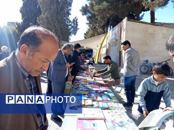جمعه بازار کتاب در کاشمر