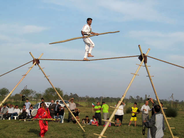 نمایش تعادل و مهارت؛ روایت بندبازی در فرهنگ گیلان