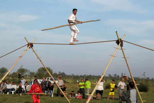 نمایش تعادل و مهارت؛ روایت بندبازی در فرهنگ گیلان