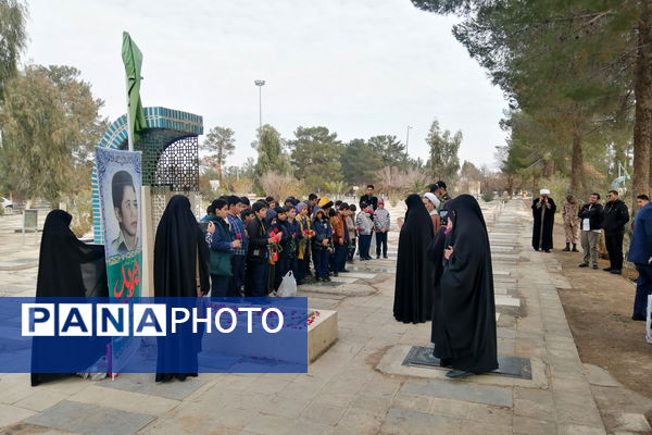 غبارروبی مزار دانش‌آموز شهید «حیدر رضایی» در قم