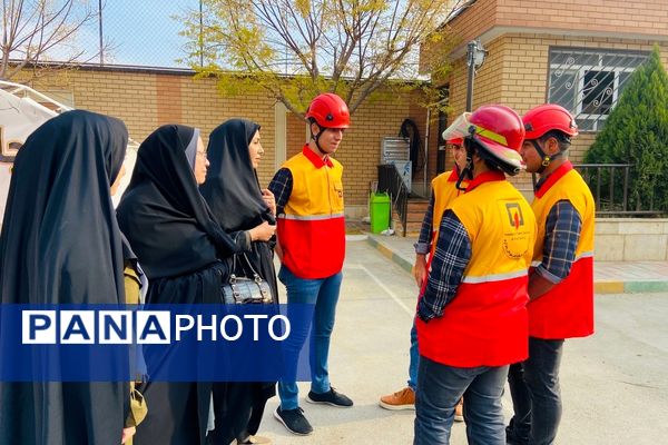 پشت‌صحنه آماده‌سازی مانور زلزله در مدرسه استاد مطهری رباط‌کریم