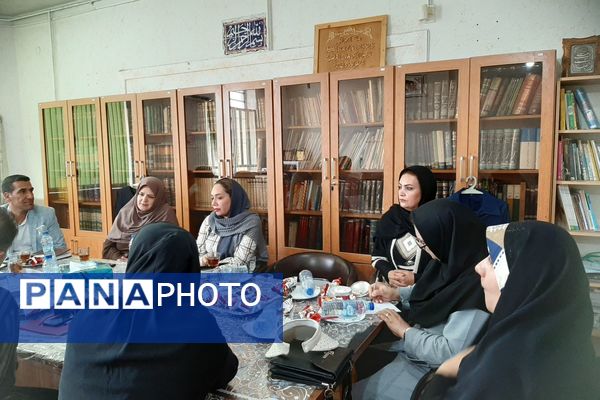 جلسه انجمن اولیا و هیات امنا در مدرسه پویش ناحیه ۳ شیراز