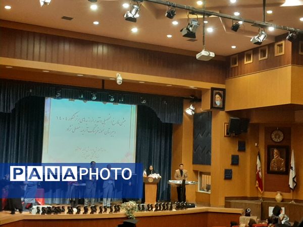 جشن فارغ‌التحصیلی و تجلیل از نخبگان کنکور در دبیرستان نمونه فرهنگ آرمینه مصلی‌نژاد