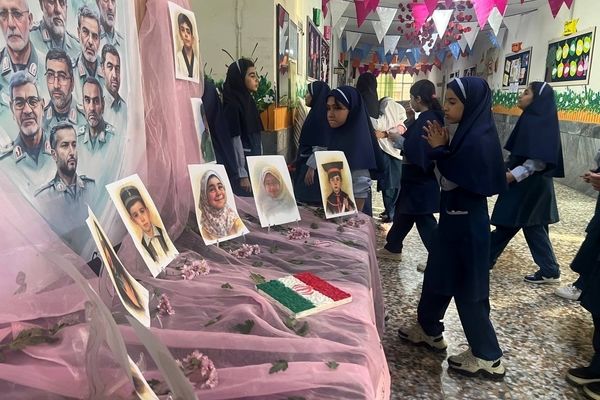 یادبود شهادت دانش‌آموزان شهید جنگ تحمیلی ۱۲ روزه در دبستان المهدی ناحیه 2 کرج 