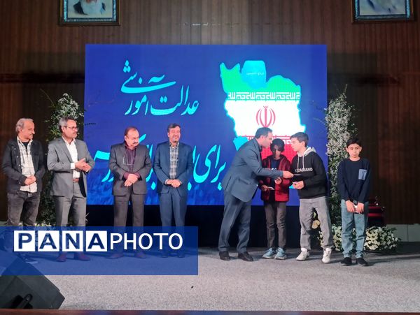 نشست طرح نماد در تالار تربیت ؛ گامی برای تقویت مراقبت اجتماعی دانش‌آموزان 