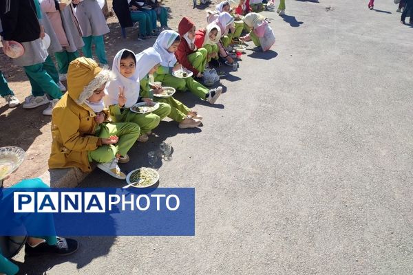 توزیع نذورات مهدوی در دبستان شکوفه‌های انقلاب