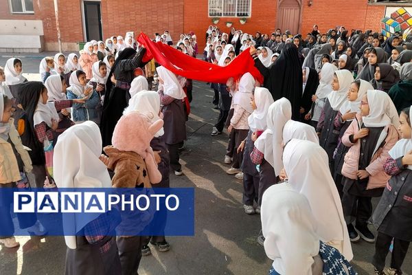 مراسم عزاداری فاطمیه با برکت پرچم امام حسین(ع) در مدرسه آیت‌الله خامنه‌ای