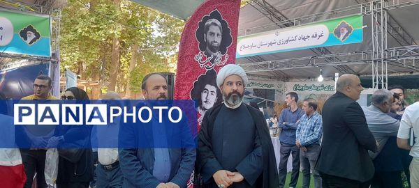 اجرای گروه سرود و تئاتر خیابانی به مناسبت هفته دفاع مقدس در مصلای کرج