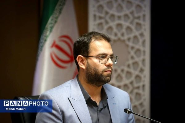 قائم مقام سازمان دانش آموزی رأی خود را به صندوق انداخت