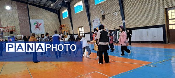 مسابقات طناب‌کشی و دارت در سالن زینبه شهرستان شیروان