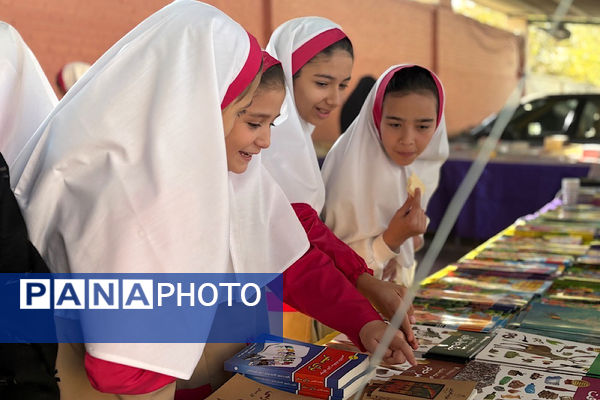 نمایشگاه کتاب و کتاب‌خوانی در اداره آموزش و پرورش اسلامشهر