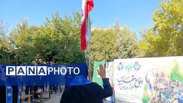 نواختن زنگ استانی مهر، ایثار و مقاومت در مدرسه نمونه دولتی ۹ دی به مناسبت آغاز سال تحصیلی و هفته دفاع مقدس