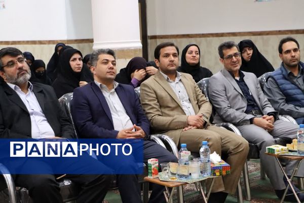 رونمایی از پوستر نخستین جشنواره داستان‌نویسی روستا در روستای گردکوه شهرستان مهریز 