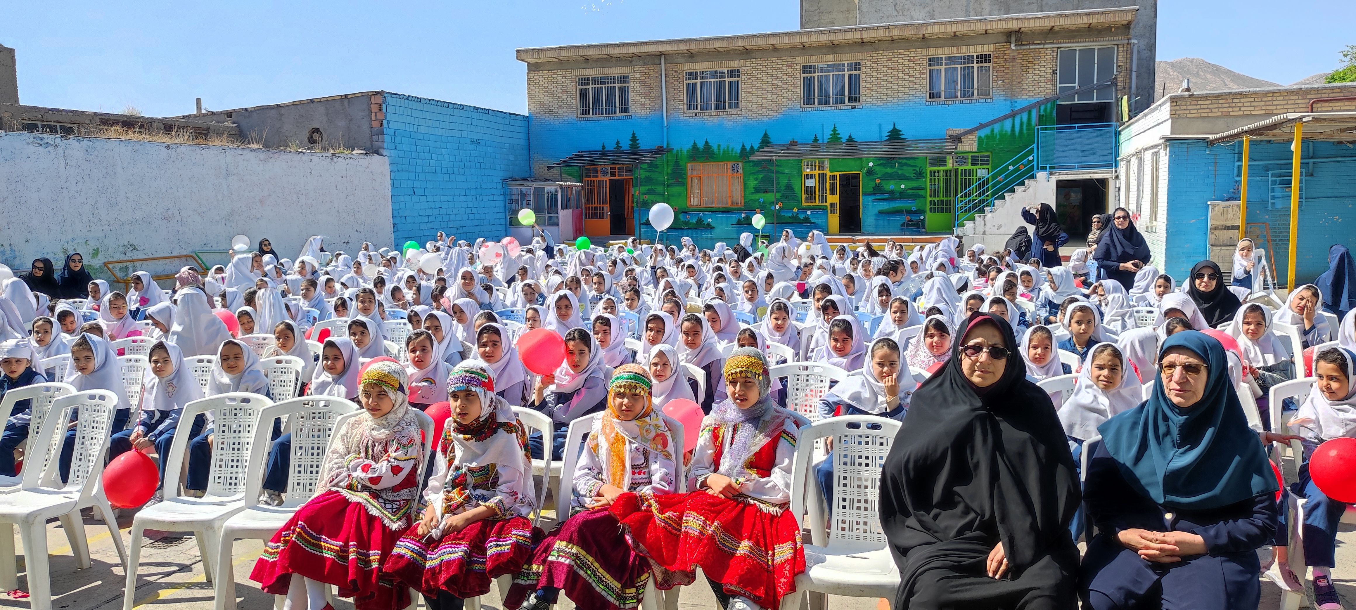 نواختن زنگ سلامت در مدرسه دخترانه ضحی ۱ شهرستان شیروان